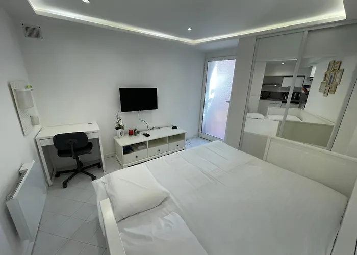 Old Town Room 100M From Beach